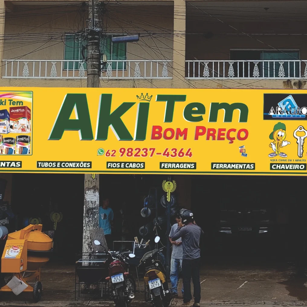 Fachada amarela da Aki Tem Bom Preço em Goianira, com a logo original verde e vermelha